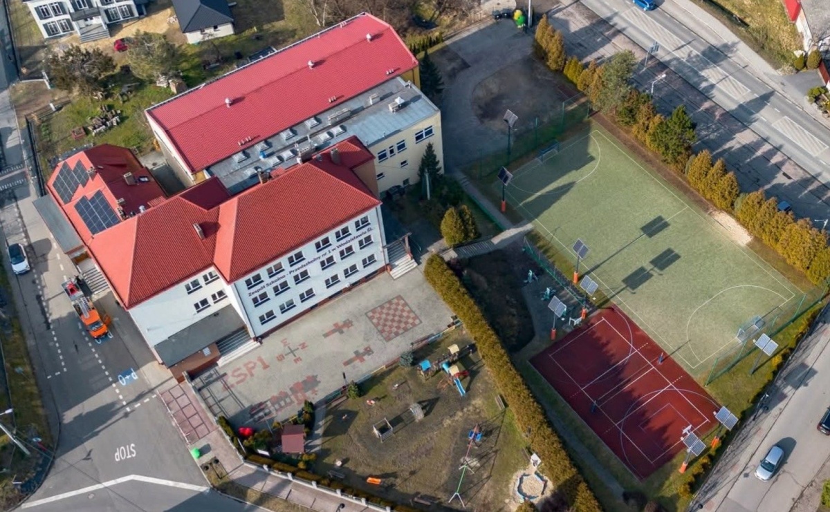 Niepokojący dźwięk alarmu rozbrzmiał w całym budynku. Ewakuacja SP 16 w Wodzisławiu Śląskim - Serwis informacyjny z Raciborza - naszraciborz.pl