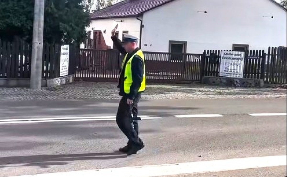 Policjanci z wodzisławskiej drogówki prowadzą działania Bezpieczne skrzyżowanie - Serwis informacyjny z Raciborza - naszraciborz.pl