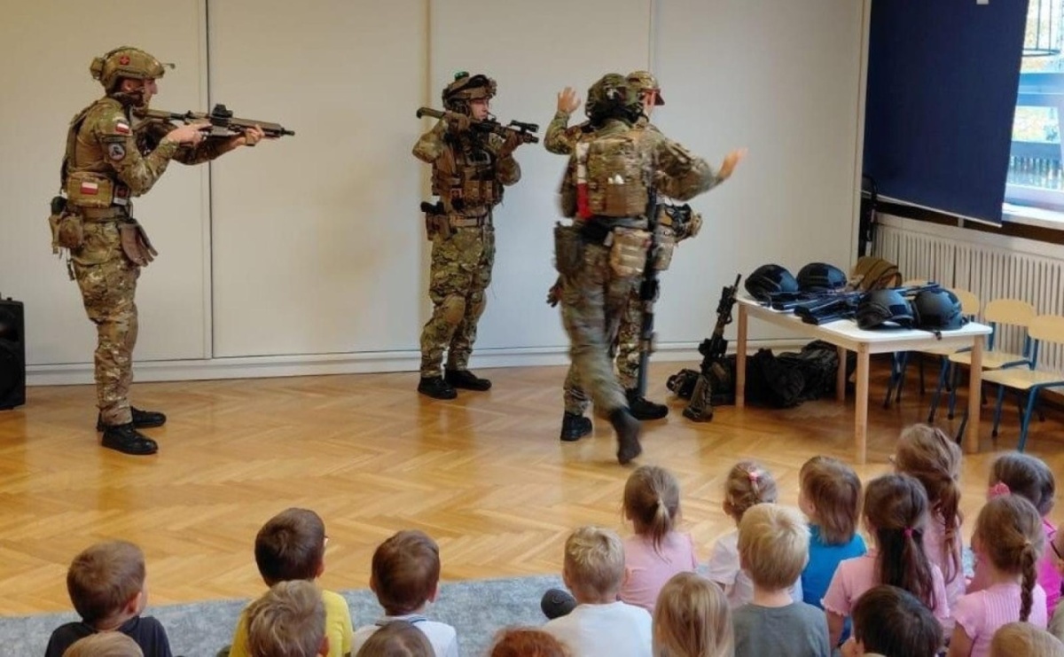 Dzielnicowy zrobił przedszkolakom niespodziankę - Serwis informacyjny z Raciborza - naszraciborz.pl