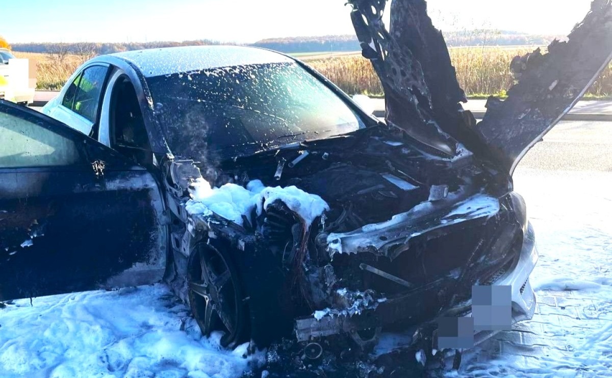 Mercedes w ogniu przy Młodzieżowej. Pojazd nie był ubezpieczony! - Serwis informacyjny z Raciborza - naszraciborz.pl