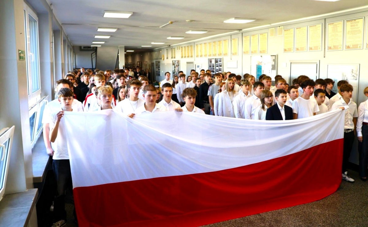 Placówki oświatowe powiatu włączyły się w akcję Szkoła do hymnu - Serwis informacyjny z Raciborza - naszraciborz.pl