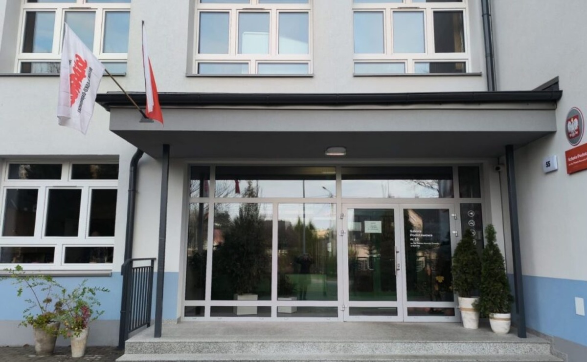 Protest nauczycieli i pracowników oświaty. Szkoły i przedszkola oflagowane - Serwis informacyjny z Raciborza - naszraciborz.pl