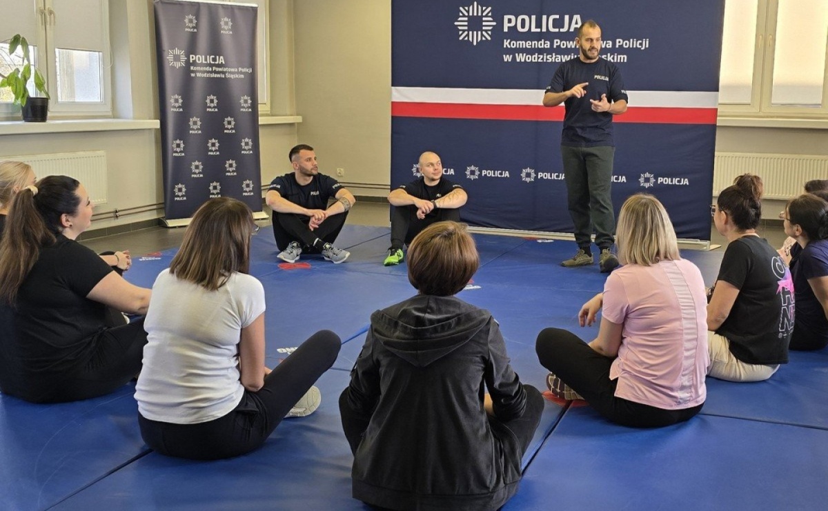 Samoobrona dla kobiet w policji w wodzisławskiej jednostce - Serwis informacyjny z Raciborza - naszraciborz.pl