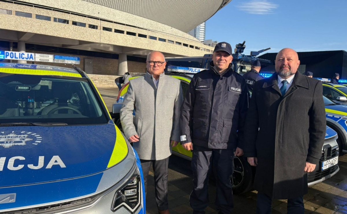 Nowy radiowóz zasilił flotę wodzisławskiej policji - Serwis informacyjny z Raciborza - naszraciborz.pl