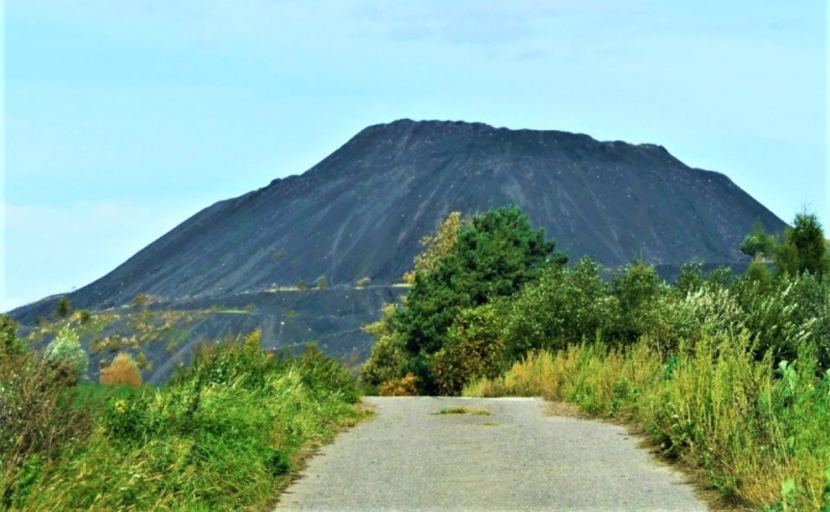 Pali się hałda w Pszowie. Mieszkańcy obawiają się problemów przy rekultywacji - Serwis informacyjny z Raciborza - naszraciborz.pl