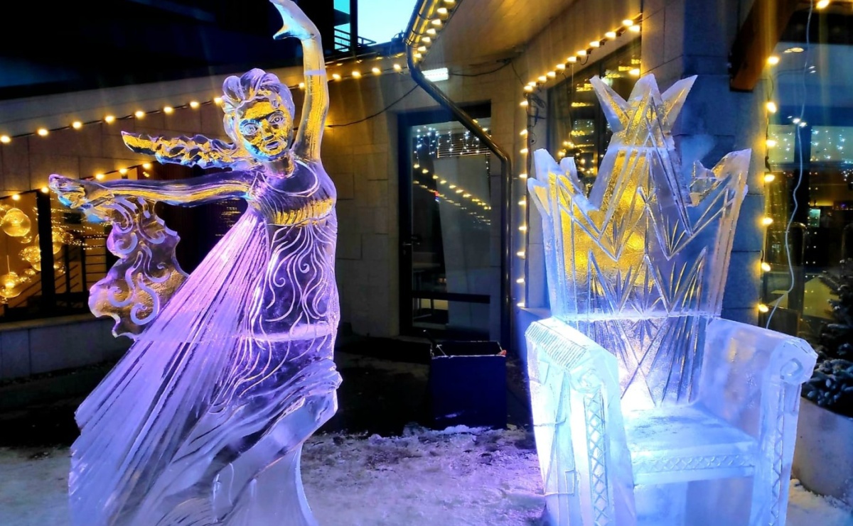 Rzeźbienie w lodzie kolejną atrakcją w ramach Mikołaja na Rynku - Serwis informacyjny z Raciborza - naszraciborz.pl
