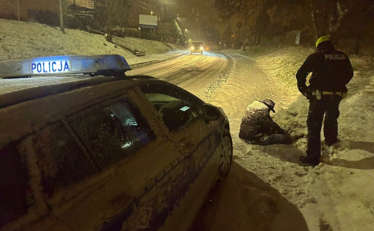 O włos od tragedii. Policjanci uratowali 27-latka. Mężczyzna był kompletnie pijany - Serwis informacyjny z Raciborza - naszraciborz.pl