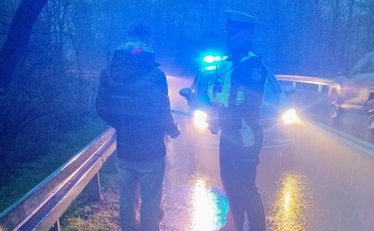 Ubrany na czarno szedł poboczem. Patrol drogówki dał pieszemu prezent - Serwis informacyjny z Raciborza - naszraciborz.pl