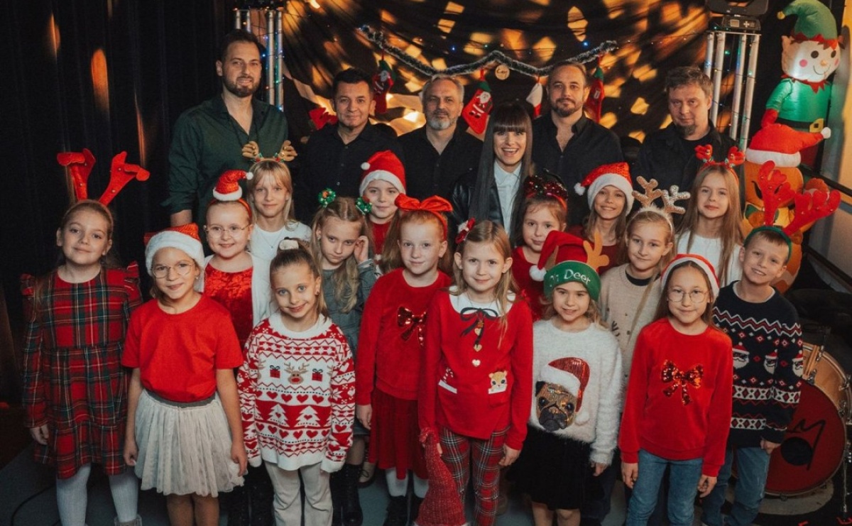 Rodzi się miłość. Zespół Łzy nagrał świąteczną piosenkę z dziećmi z Pszowa - Serwis informacyjny z Raciborza - naszraciborz.pl