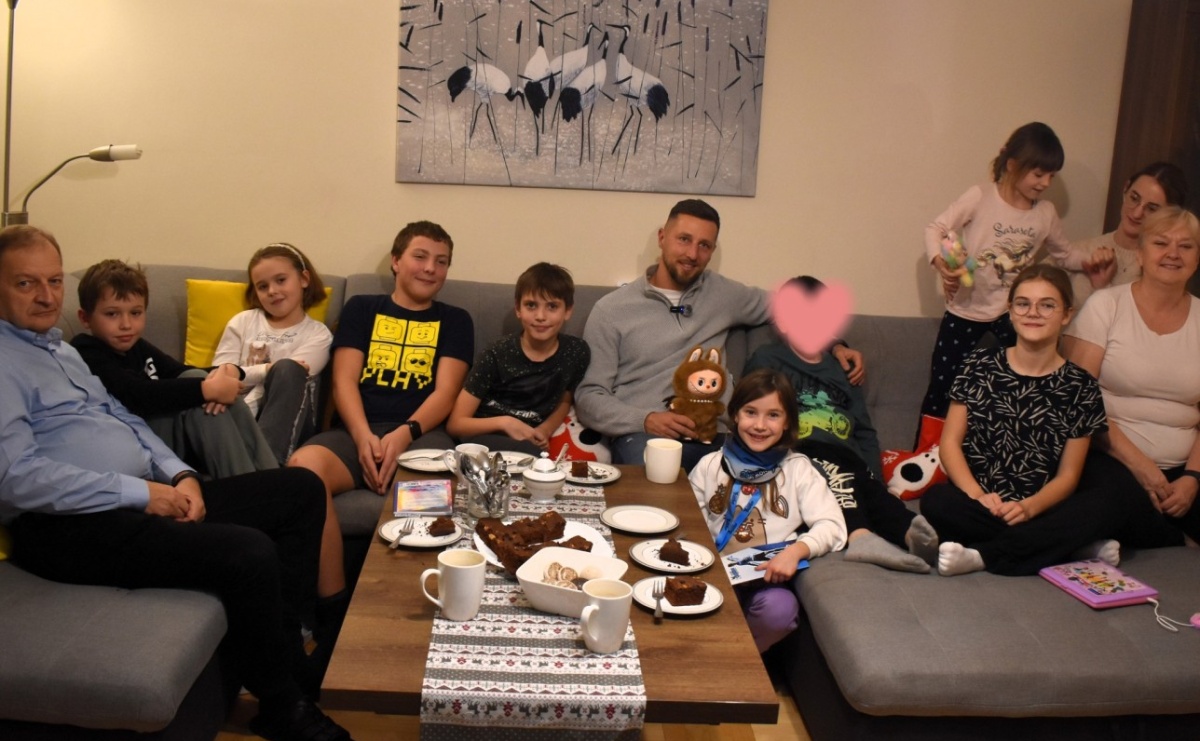 Futbolowy król strzelców w gościnie u rodziny zastępczej. Kamil Wilczek ambasadorem akcji #DzieńzRodzinąZastępczą - Serwis informacyjny z Raciborza - naszraciborz.pl