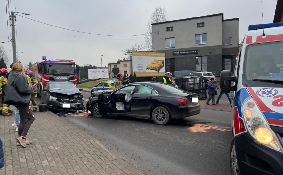 Czołowe zderzenie mercedesa i skody na Radlińskiej - Serwis informacyjny z Raciborza - naszraciborz.pl
