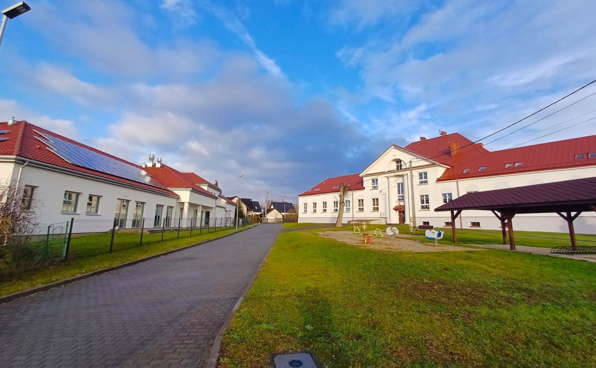Szkoła w Łaziskach po remoncie. Placówka wypiękniała! - Serwis informacyjny z Raciborza - naszraciborz.pl