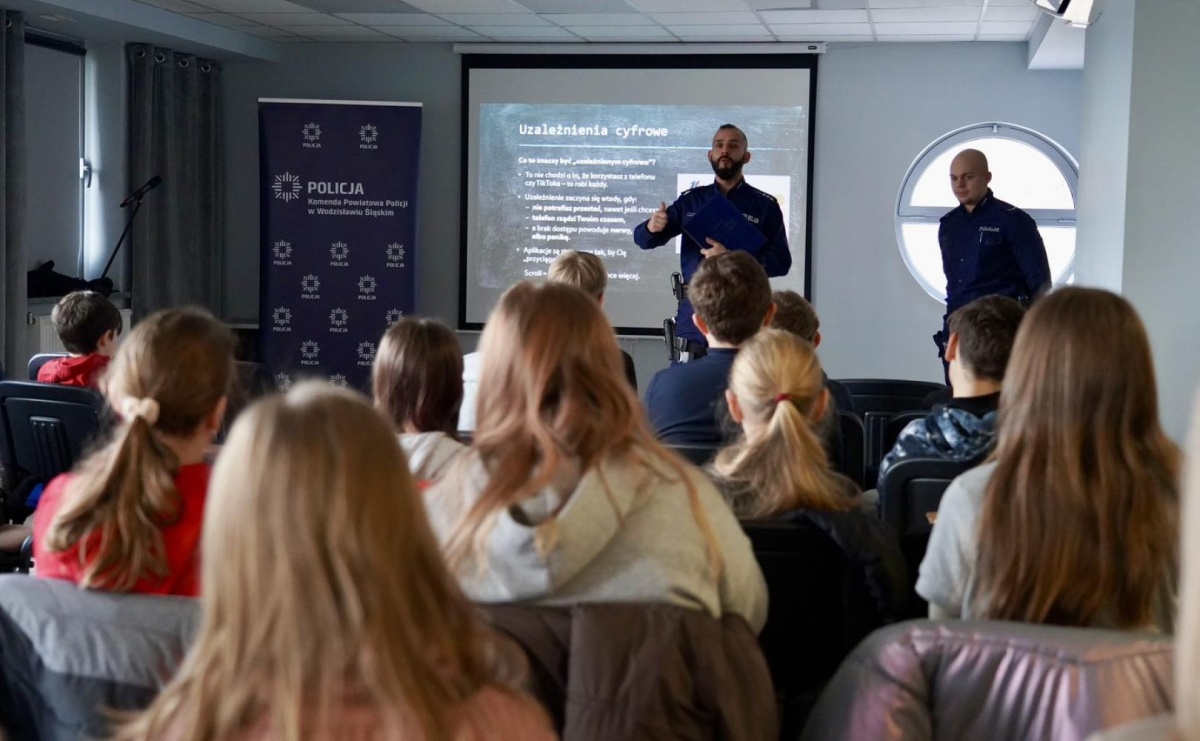 Debata społeczna w Rydułtowskim Centrum Kultury: Bezpieczeństwo dzieci i młodzieży w sieci - Serwis informacyjny z Raciborza - naszraciborz.pl