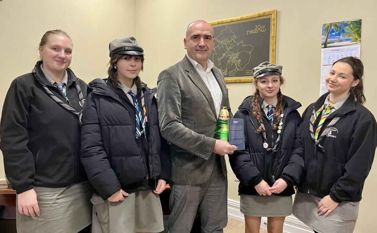 Betlejemskie Światło Pokoju w pszowskim magistracie - Serwis informacyjny z Raciborza - naszraciborz.pl