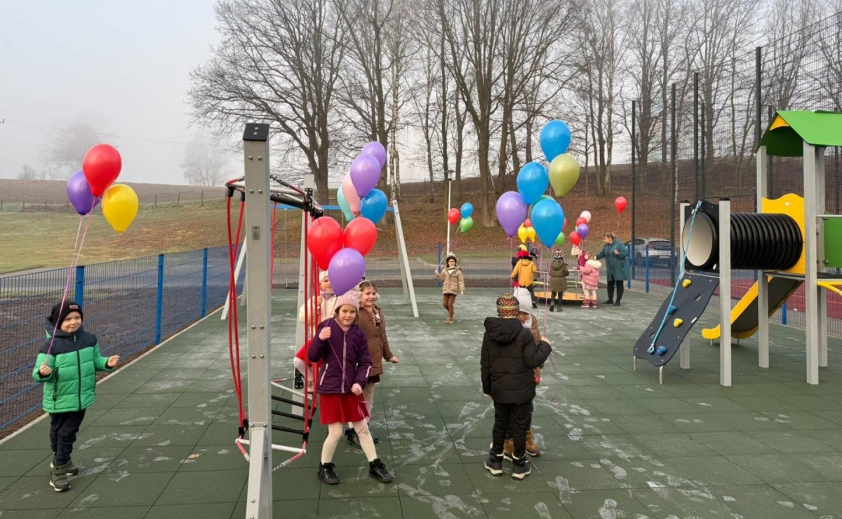 Nowy plac zabaw przy Zespole Szkolno-Przedszkolnym w Połomi już gotowy - Serwis informacyjny z Raciborza - naszraciborz.pl