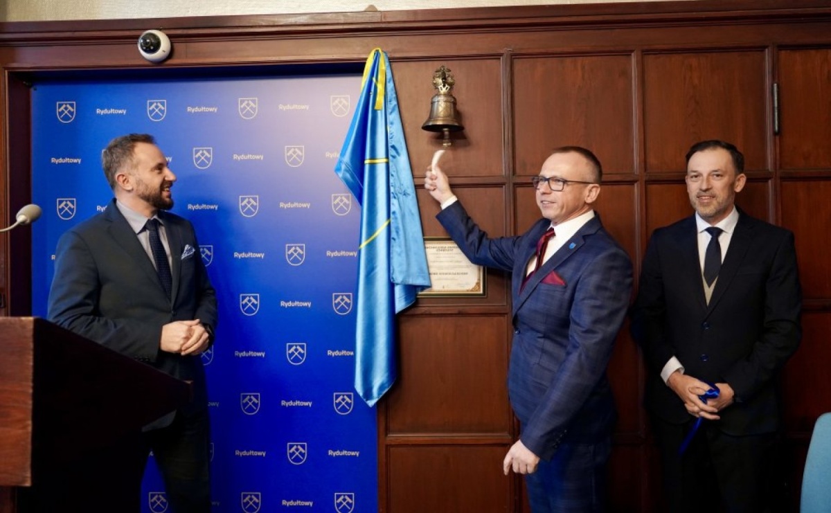 Pamiątkowy dzwon i świąteczne światło w rydułtowskim magistracie - Serwis informacyjny z Raciborza - naszraciborz.pl