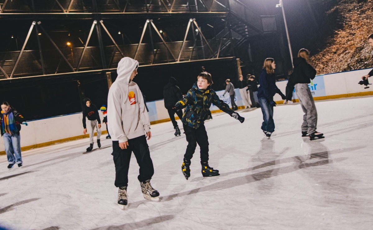 Zimowa atrakcja na Trzech Wzgórzach. Miejskie lodowisko zaprasza mieszkańców - Serwis informacyjny z Raciborza - naszraciborz.pl