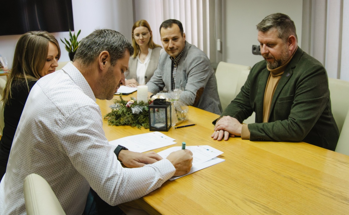 Umowa na rozbudowę Centrum Przesiadkowego podpisana. Kluczowa inwestycja komunikacyjna w Wodzisławiu Śląskim - Serwis informacyjny z Raciborza - naszraciborz.pl