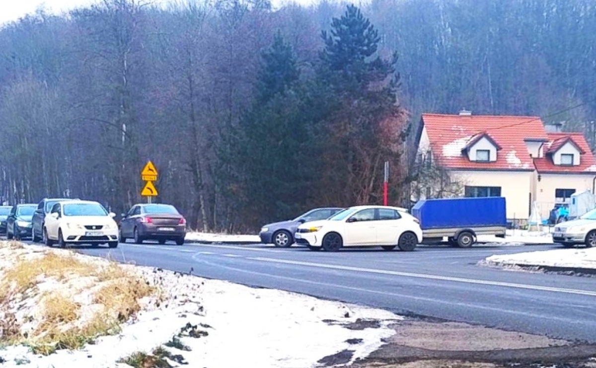 Ford na środku skrzyżowania i korek na kilometr. Zaskakująca interwencja wodzisławskiej drogówki - Serwis informacyjny z Raciborza - naszraciborz.pl