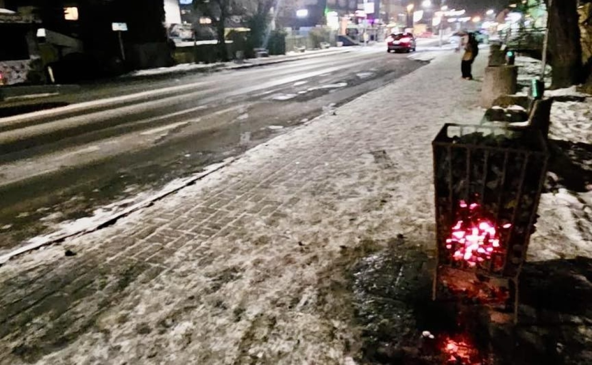 W Radlinie jak za dawnych lat. Na przystankach stanęły... koksowniki - Serwis informacyjny z Raciborza - naszraciborz.pl