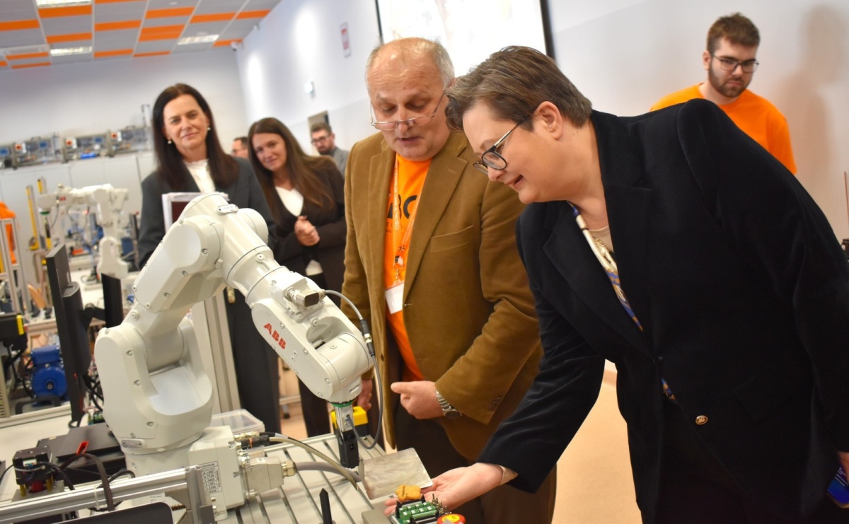 Powiatowe Branżowe Centra Umiejętności wizytówką nowoczesnej edukacji. Odwiedziła ja wiceminister edukacji - Serwis informacyjny z Raciborza - naszraciborz.pl