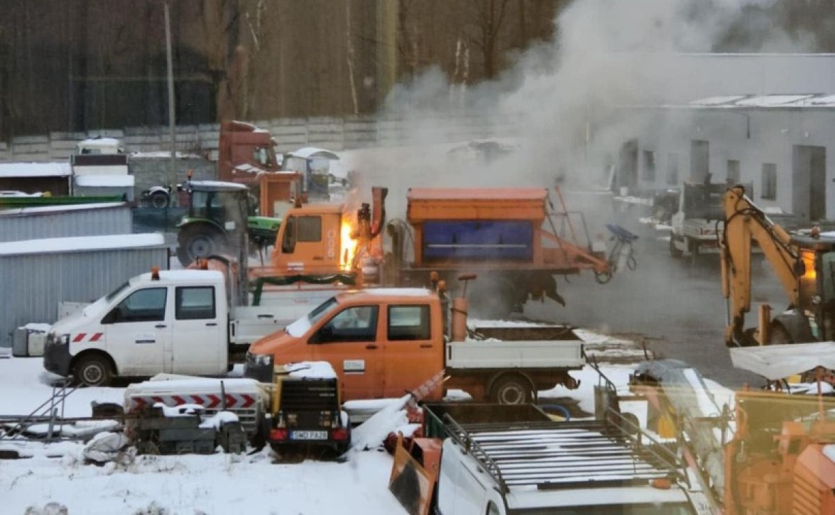 Pożar piaskarki na terenie ZDM w Wodzisławiu Śląskim. Jeden z pracowników trafił do szpitala - Serwis informacyjny z Raciborza - naszraciborz.pl