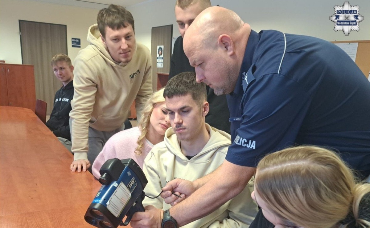 Studenci z Rybnika i Raciborza z wizytą w wodzisławskiej komendzie - Serwis informacyjny z Raciborza - naszraciborz.pl