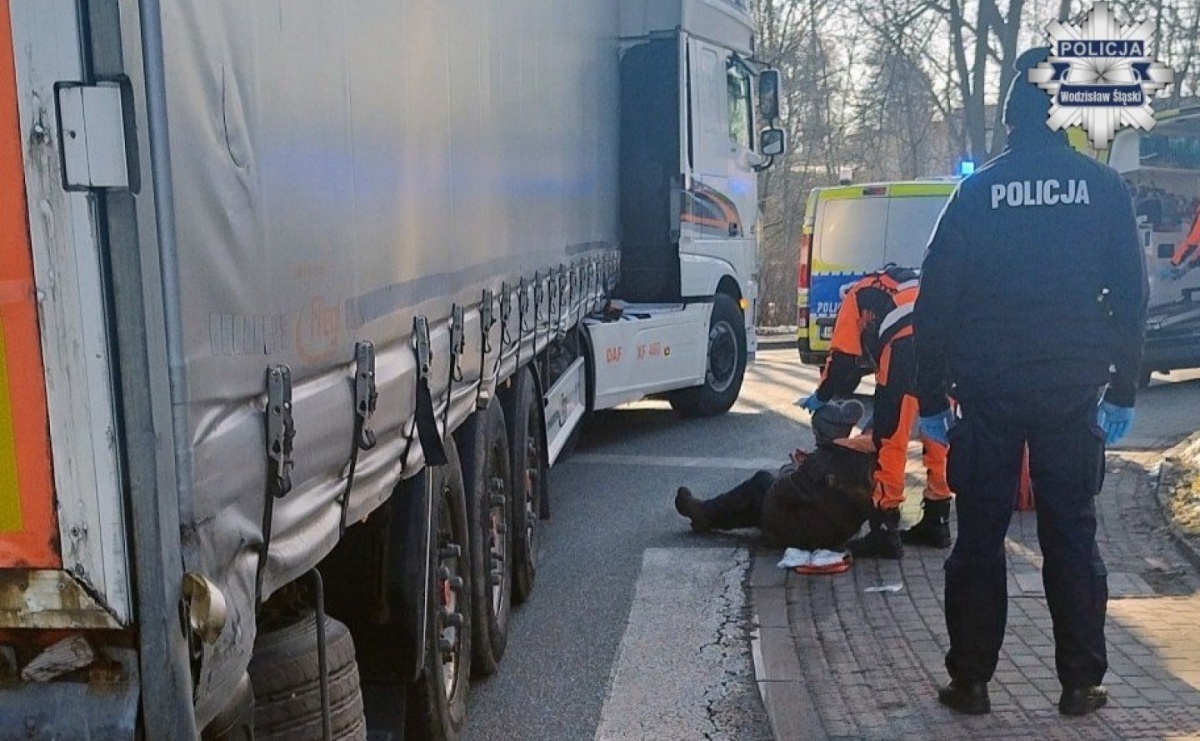 Wtargnęła na jezdnię i odbiła się od ciężarówki - Serwis informacyjny z Raciborza - naszraciborz.pl