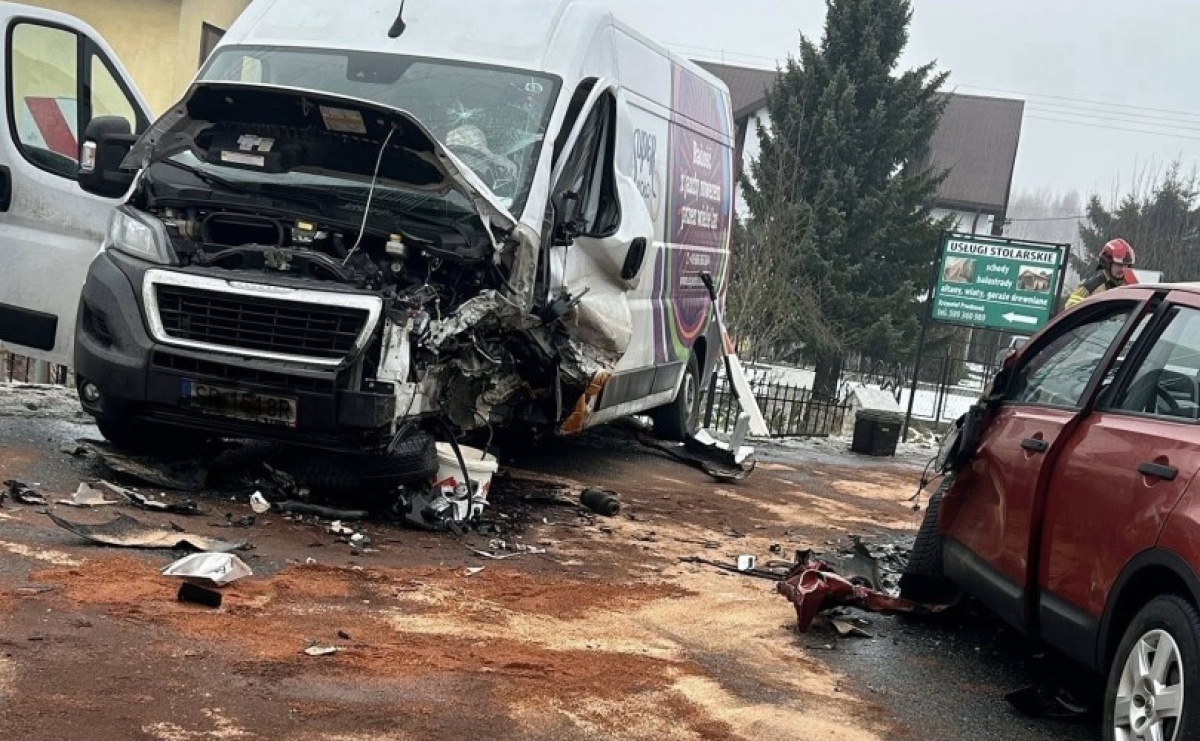 Bus i osobówka zderzyły się w Łaziskach [FOTO] - Serwis informacyjny z Raciborza - naszraciborz.pl
