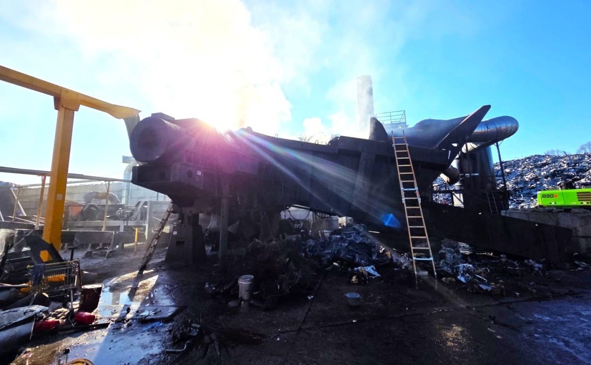 Pożar na terenie składowiska złomu w Mszanie. Szybka interwencja strażaków - Serwis informacyjny z Raciborza - naszraciborz.pl