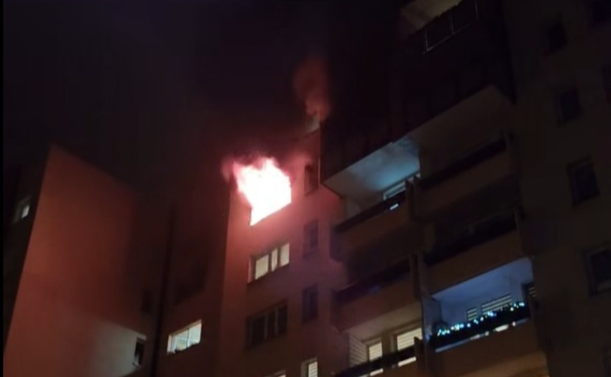 Pożar mieszkania na siódmym piętrze. Trwa skomplikowana akcja strażaków w Wodzisławiu Śląskim - Serwis informacyjny z Raciborza - naszraciborz.pl