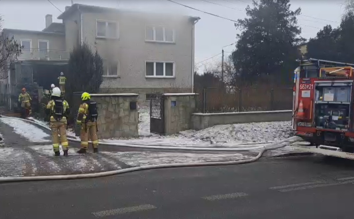 Pożar domu jednorodzinnego przy ul. Radlińskiej w Wodzisławiu Śląskim - Serwis informacyjny z Raciborza - naszraciborz.pl