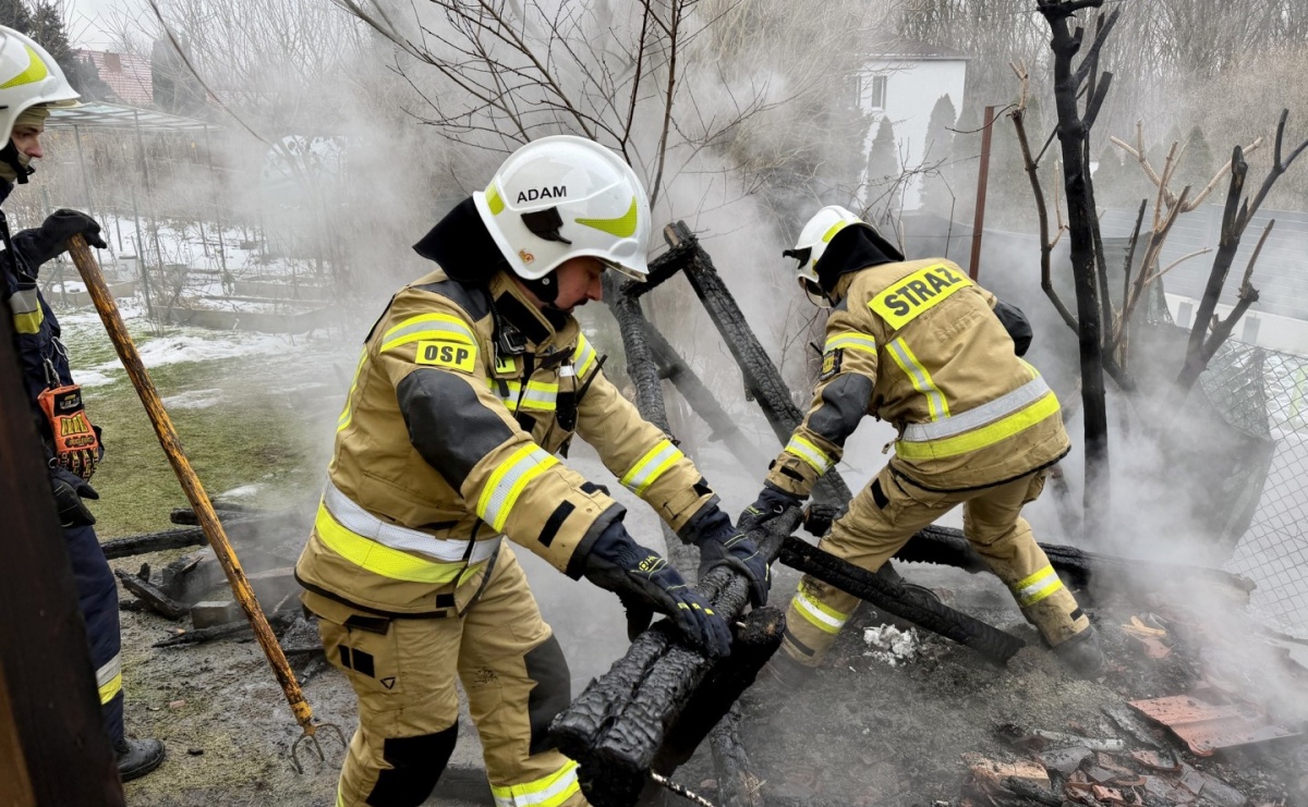 Pożar drewnianej altany w Skrzyszowie. Interwencja strażaków przy ul. 1 Maja - Serwis informacyjny z Raciborza - naszraciborz.pl