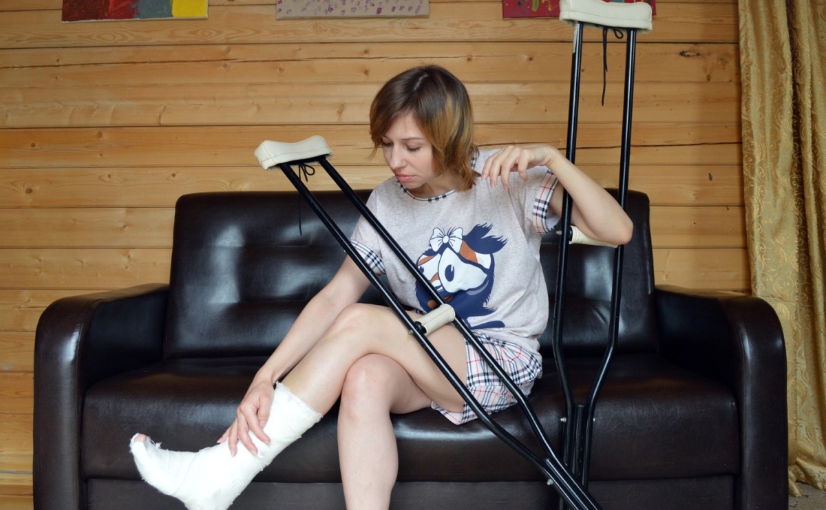 Poślizgnąłeś się i złamałeś nogę w drodze do pracy? Możesz otrzymać 100 proc. zasiłku chorobowego - Serwis informacyjny z Raciborza - naszraciborz.pl