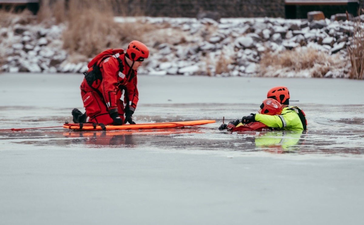 Bezpieczne ferie w Rydułtowach. Edukacja i bezpieczeństwo nad wodą [FOTO] - Serwis informacyjny z Raciborza - naszraciborz.pl