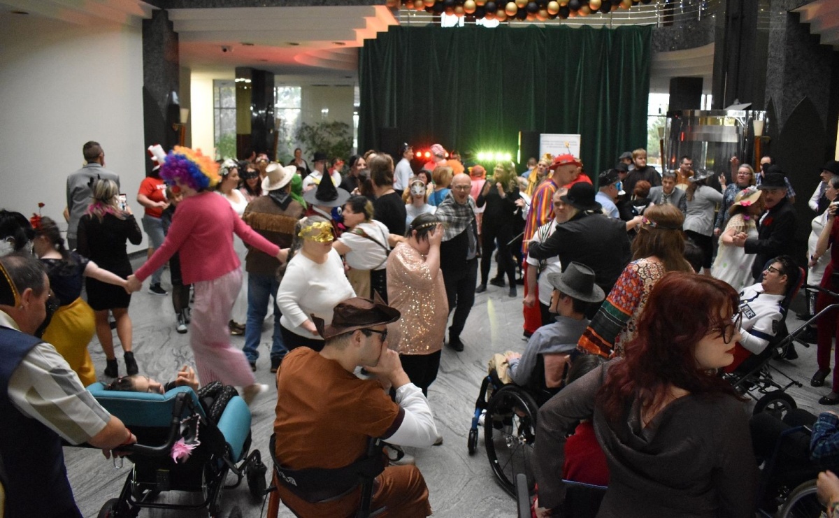 Kolorowy bal bez barier po raz kolejny połączył mieszkańców powiatu - Serwis informacyjny z Raciborza - naszraciborz.pl