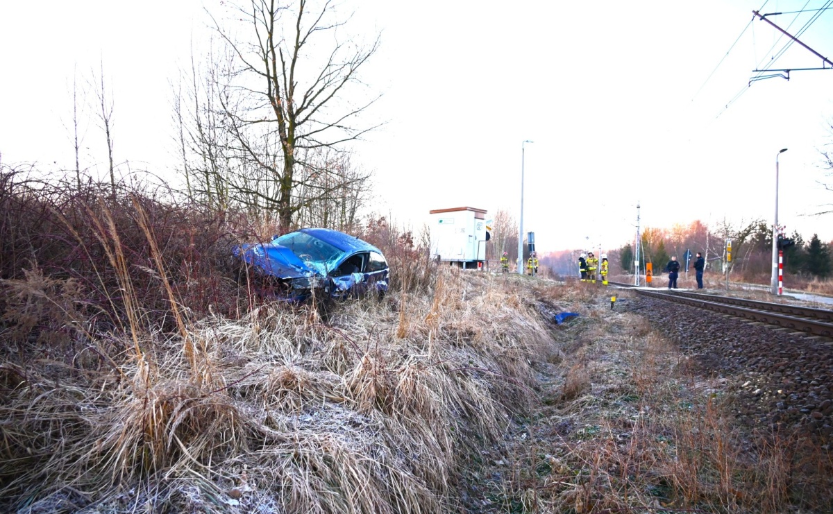 O krok od tragedii w Wodzisławiu Śląskim. Samochód uderzył w pociąg, nietrzeźwy kierowca zbiegł z miejsca zdarzenia - Serwis informacyjny z Raciborza - naszraciborz.pl