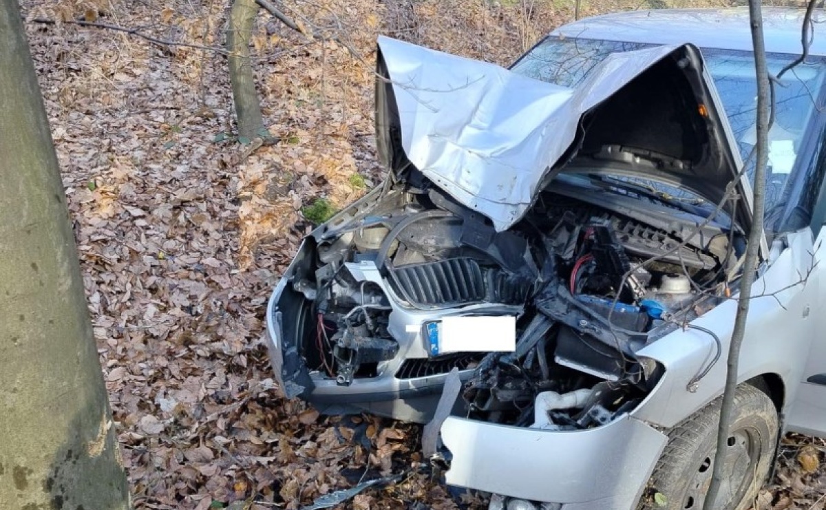 Groźne zdarzenie na ulicy Grodzisko. Auto wypadło z drogi i uderzyło w drzewo - Serwis informacyjny z Raciborza - naszraciborz.pl