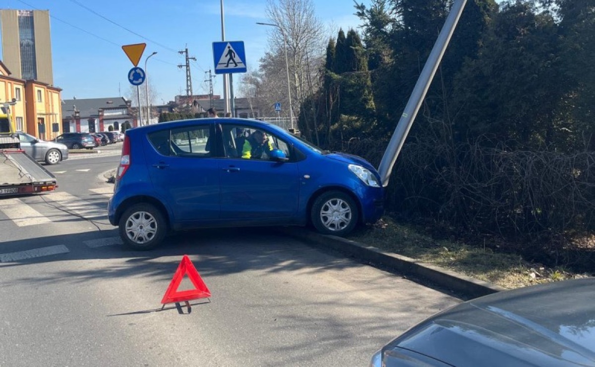 Zdarzenie drogowe w Rydułtowach. Kierowca zasłabł i uderzył w latarnię - Serwis informacyjny z Raciborza - naszraciborz.pl