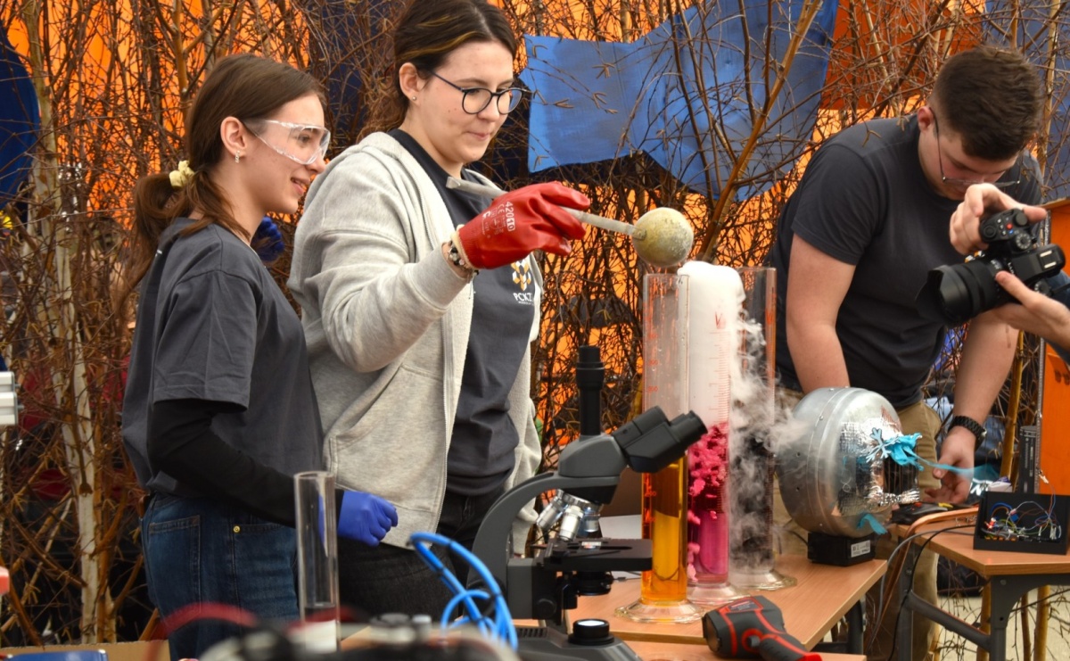 Pierwszy krok ku przyszłości. Powiatowe Targi Edukacyjne na wodzisławskim Rynku [FOTO] - Serwis informacyjny z Wodzisławia - naszwodzislaw.com