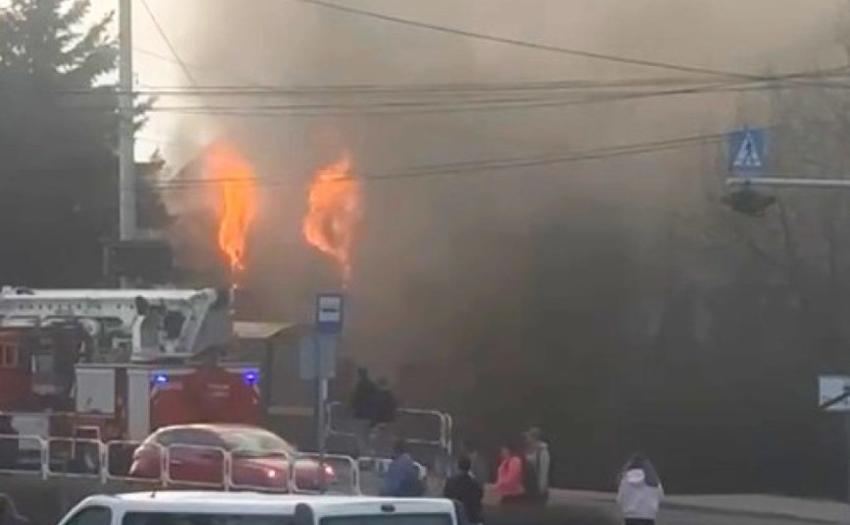 Ogień w pustostanie w Pszowie. Płomienie i gęsty dym nad miastem, w środku byli ludzie - Serwis informacyjny z Raciborza - naszraciborz.pl