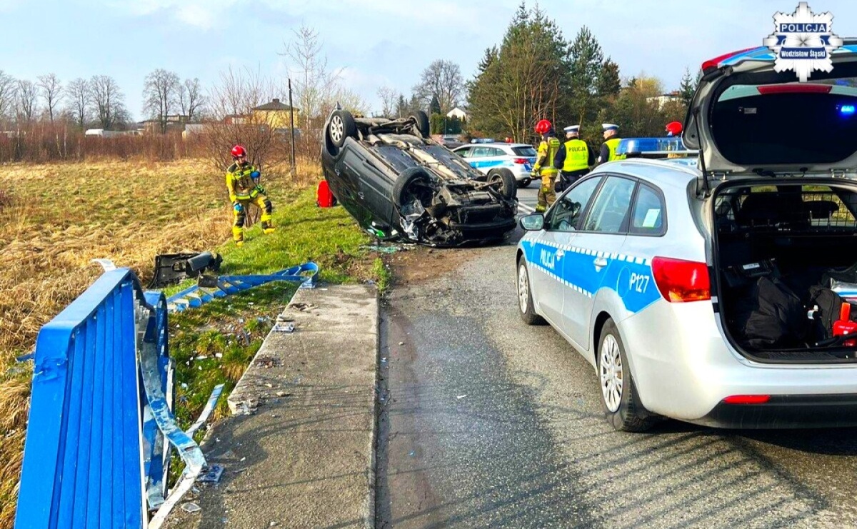Dachowanie w Wodzisławiu Śląskim. Nadmierna prędkość przyczyną zdarzenia - Serwis informacyjny z Raciborza - naszraciborz.pl