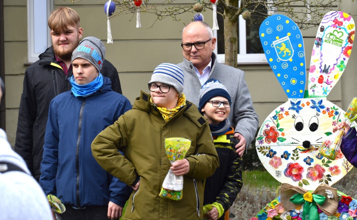 Zając, który połączył powiat. Niezwykła inicjatywa przed Starostwem w Wodzisławiu [FOTO] - Serwis informacyjny z Raciborza - naszraciborz.pl