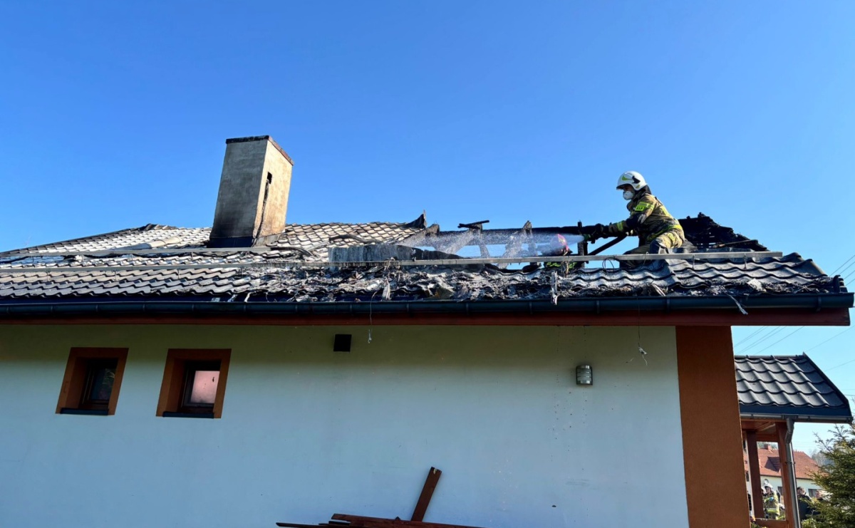 Dramatyczne chwile w Skrzyszowie. Dach budynku jednorodzinnego doszczętnie spalony - Serwis informacyjny z Raciborza - naszraciborz.pl