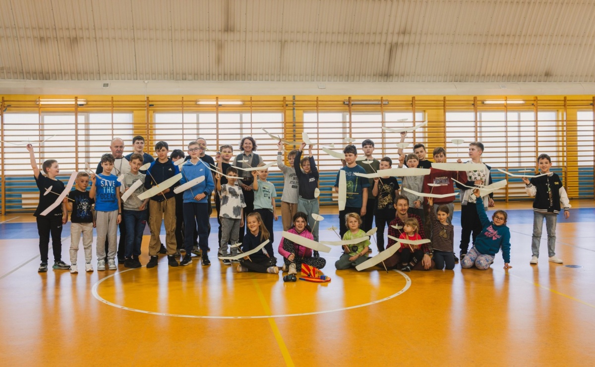 Precyzja i pasja w powietrzu. Modelarskie zawody w ZSP nr 7 - Serwis informacyjny z Raciborza - naszraciborz.pl