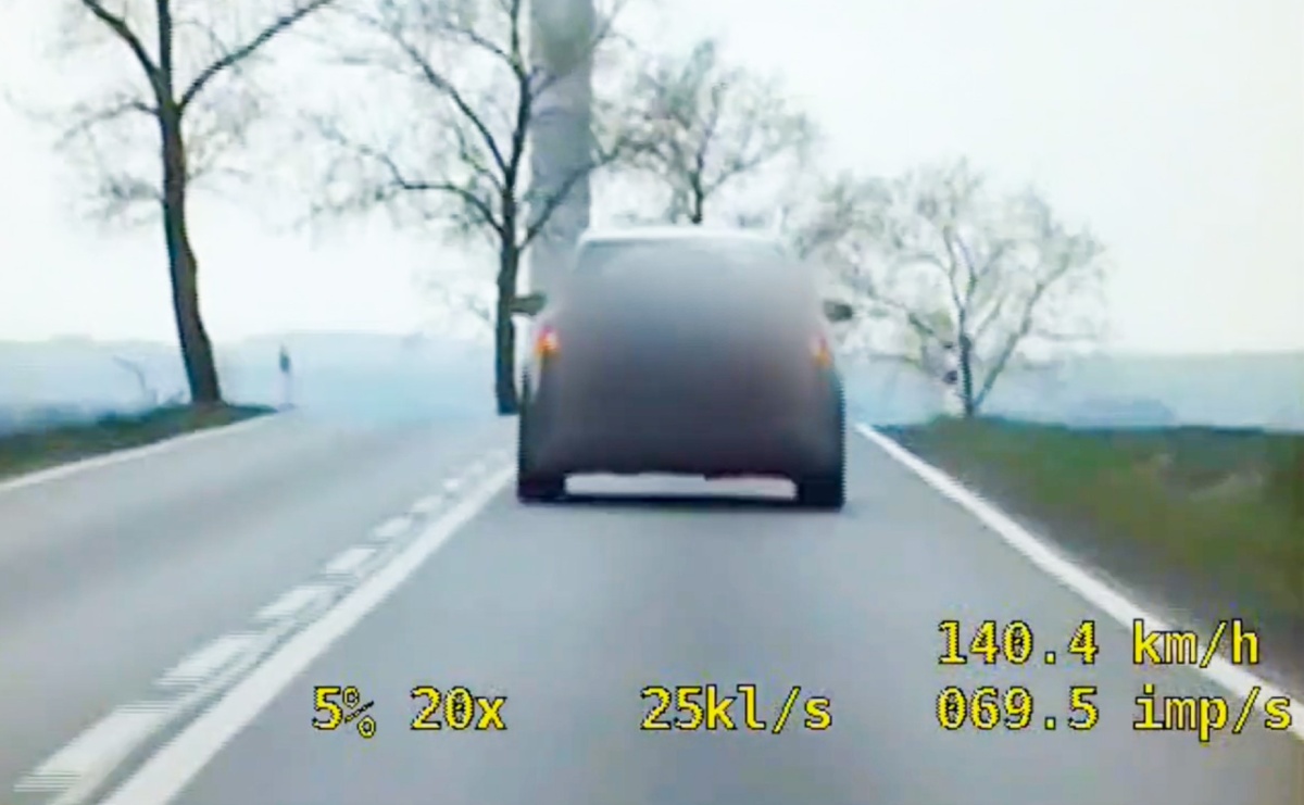 Radiowóz policji autostradowej na drogach naszego regionu. Wpadka kierowcy audi z SWD [WIDEO] - Serwis informacyjny z Raciborza - naszraciborz.pl