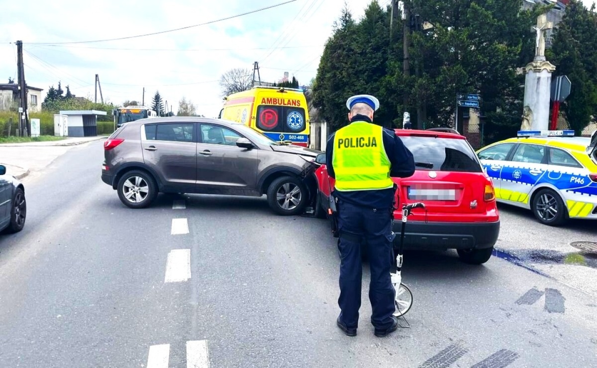 Kolizja na skrzyżowaniu w Pszowie. Jedna osoba trafiła do szpitala - Serwis informacyjny z Raciborza - naszraciborz.pl