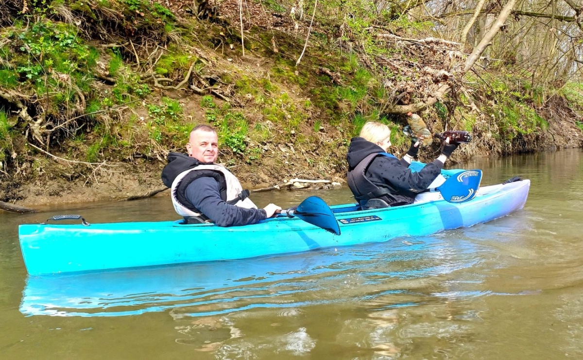 Magiel, odkurzacz i dziesiątki butelek. Szokujące znaleziska w Piotrówce - Serwis informacyjny z Raciborza - naszraciborz.pl