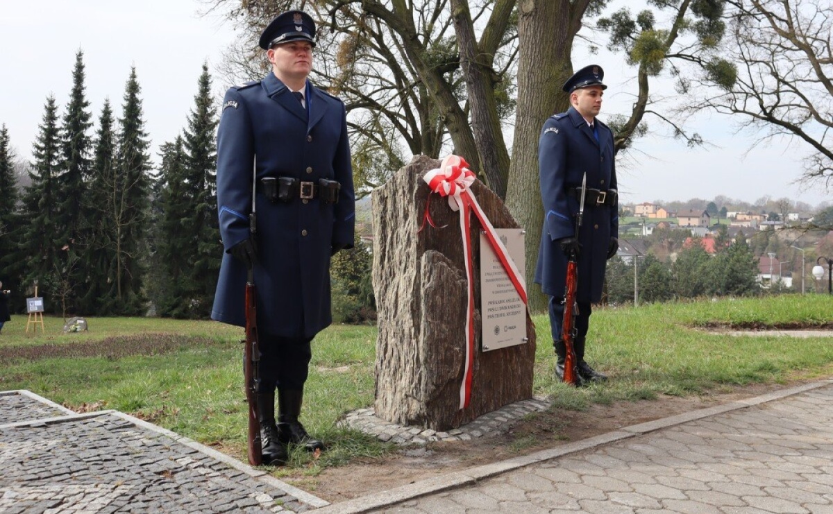 Hołd dla bohaterów. W Marklowicach odsłonięto tablicę ku czci ofiar Katynia - Serwis informacyjny z Raciborza - naszraciborz.pl