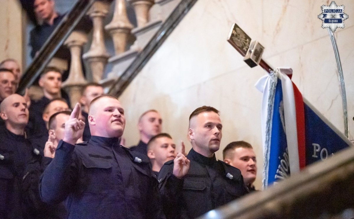 Nowo przyjęci policjanci złożyli ślubowanie [FOTO] - Serwis informacyjny z Raciborza - naszraciborz.pl